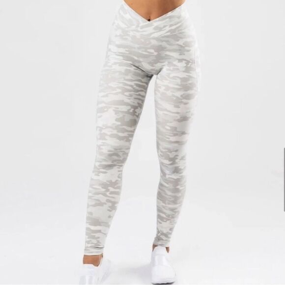 Alphalete Pants - Alphalete Surface Power Camo Leggings - Size Small